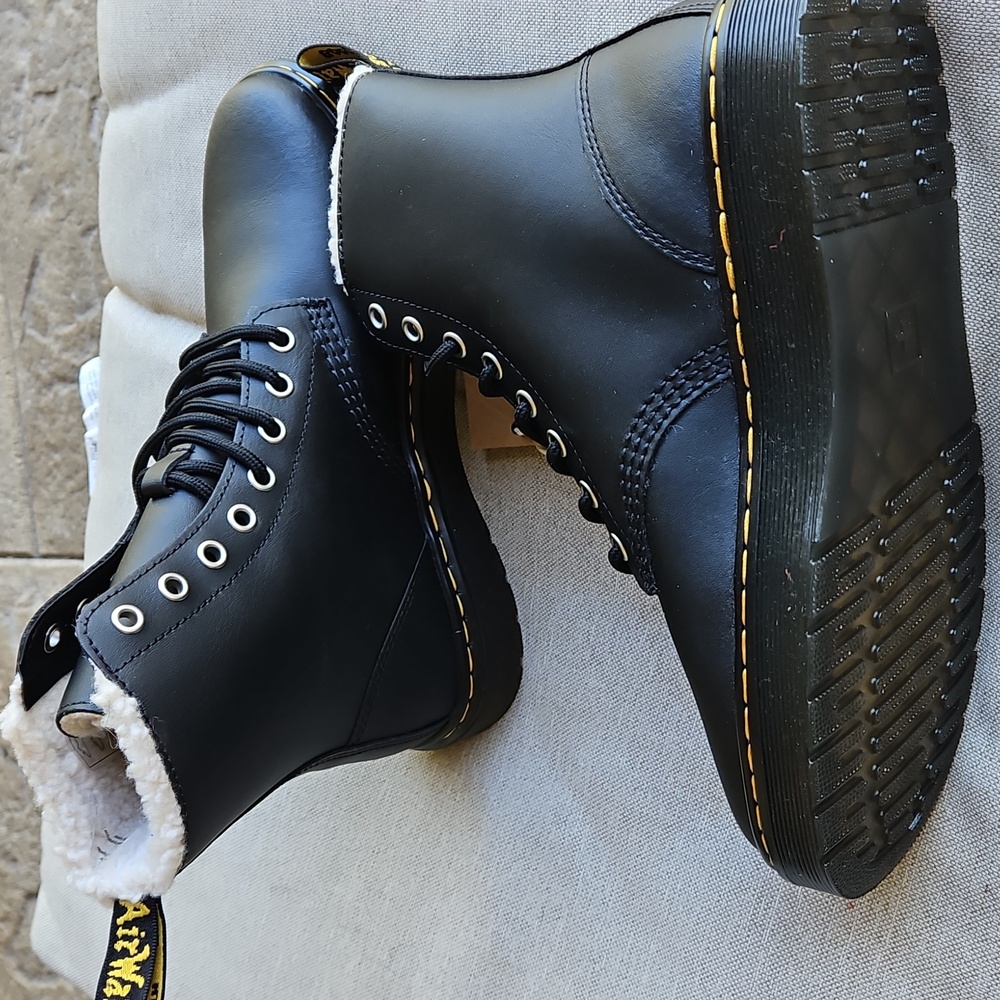 Dr Martens Black Leather Zavala Fleece Lined Boots Woman's 7, Men's 6 NWT